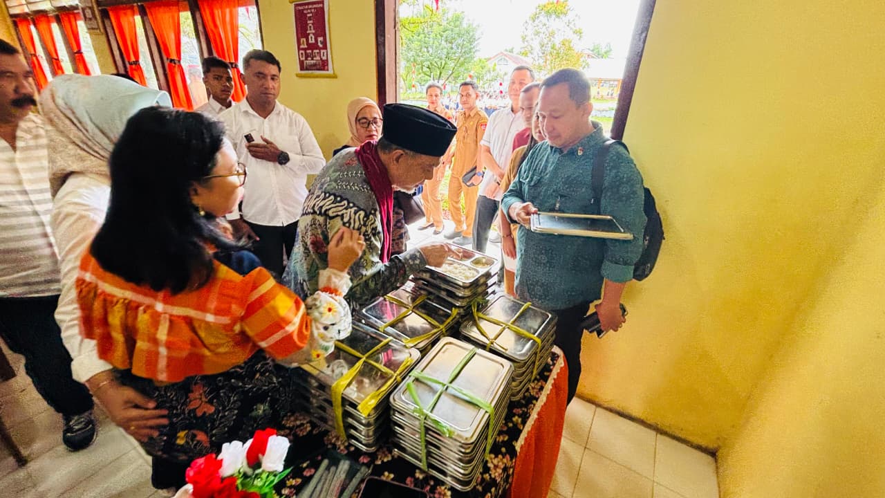 Wakil Ketua DPD RI Tamsil Linrung saat meninjau pelaksanaan MBG di sekolah. Foto: Jusman Dalle/ Staf Ahli Bidang Media Wakil Ketua DPD RI Tamsil Linrung