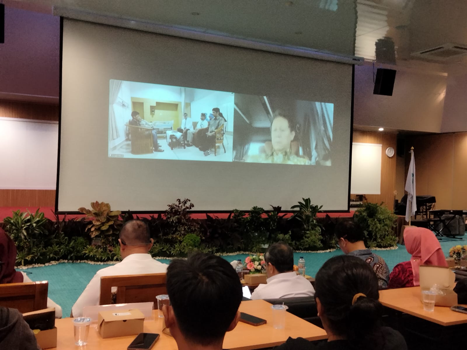 Menteri Kesehatan Budi Gunadi Sadikin saat berdialog  secara daring dengan keluarga pasien di RSU Dr. M Djamil, Padang. Foto: Dokumen RS M Djamil Padang