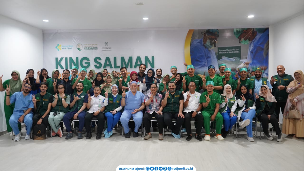 RSUP M. Djamil Padang menutup rangkaian Program Bakti Sosial dan Proctorship Kardiovaskuler melalui kegiatan exit meeting di Ruang Konferensi Instalasi Bedah Sentral Lantai 1 IGD pada Kamis (30/7) malam.Foto: RSUP M Djamil Padang