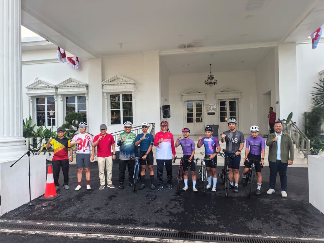 Gubernur Sumbar Mahyeldi Ansharullah saat melepas peserta Merdeka Bike 81 Km menyemarakkan HUT ke-81 Kemerdekaan RI, di halaman Istana Gubernuran, Padang, Sabtu (15/8).Foto: Dokumen Makopim Biro Adpim Sumbar