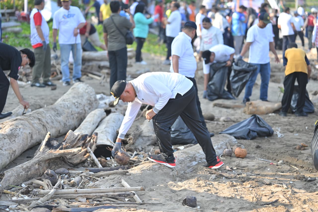 Gubernur Sumbar, Mahyeldi Ansharullah memimpin goro massal serentak dalam Gerakan Indonesia Asri di kawasan Pantai Purus, Padang, Sabtu (6/6).Foto: Ari/Biro Adpim Sumbar