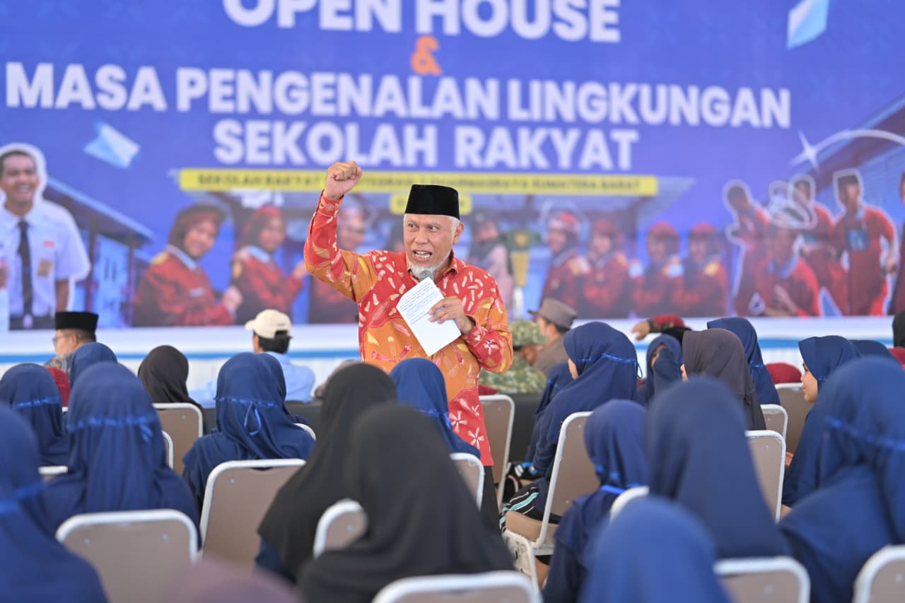 Gubernur Sumbar Mahyeldi Ansharullah saat membuka MPLS Tahun Ajaran 2026/2027 di SRT 3 Dharmasraya, Nagari Sungai Kambut, Kecamatan Pulau Punjung, Kabupaten Dharmasraya, Jumat (31/7).Foto: Ari/Biro Adpim Sumbar