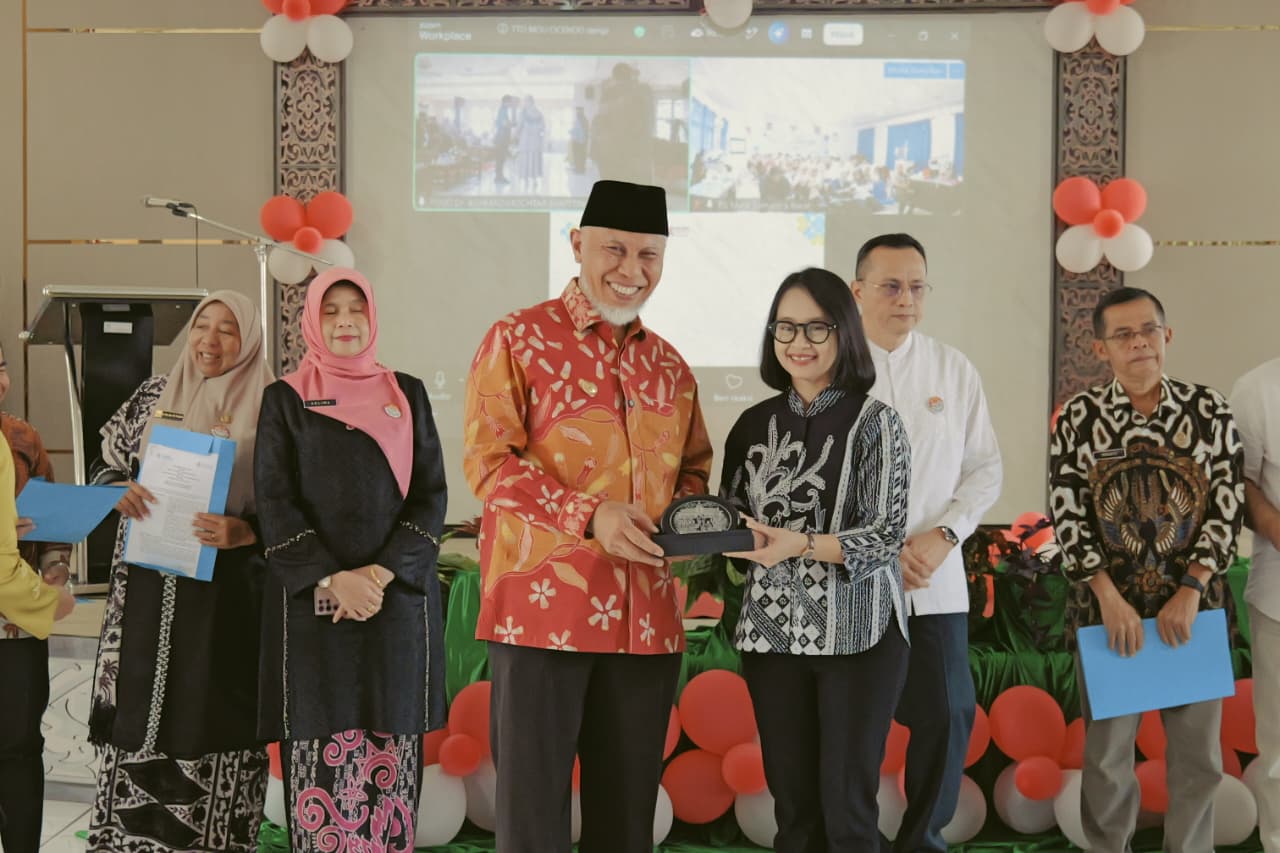 Direktur Utama RSUP M. Djamil Dr. dr. Dovy Djanas, Sp.OG, KFM, MARS, FISQua bersama Direktur Perencanaan dan Keuangan Luhur Joko Prasetyo meninjau langsung progres pembangunan penambahan ruangan ICU.Foto: RSUP M Djamil Padang