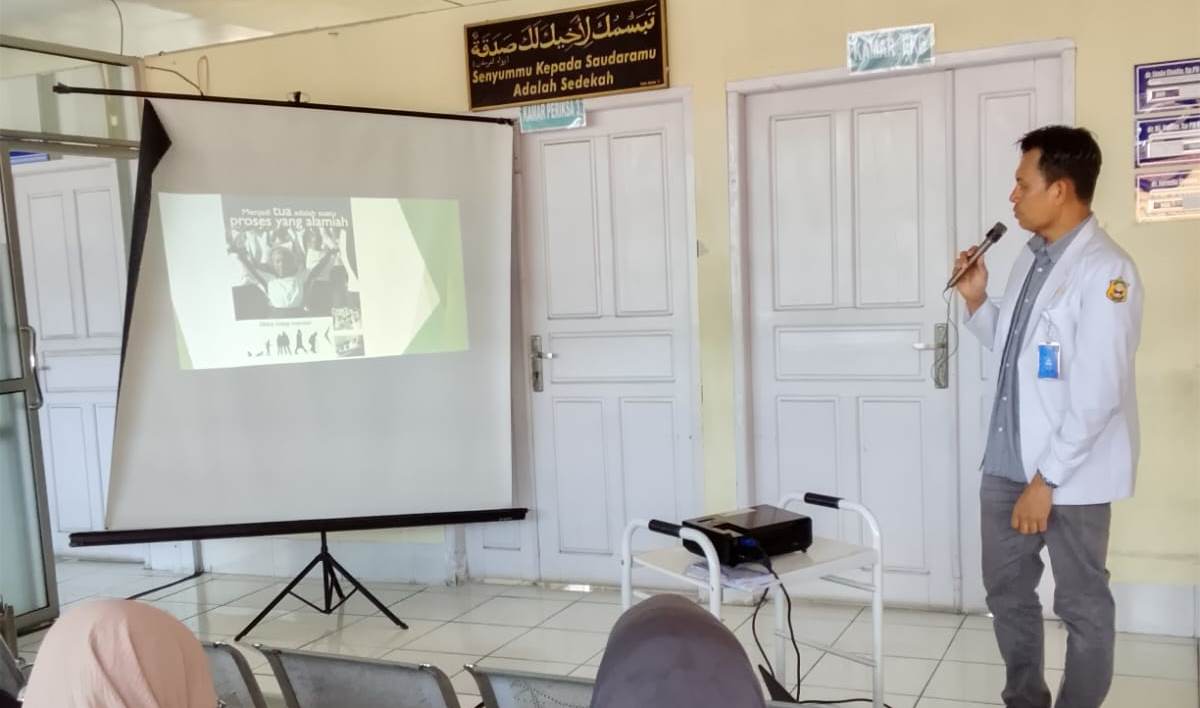 RSAM Bukittinggi menggelar penyuluhan geriatri denga materi disampaikan oleh Dokter Spesialis Penyakit Dalam, dr. Fajriansyah bersama Tim PKRS dan Perawat Poli Interne.Foto: Dokumentasi RSAM Bukittinggi