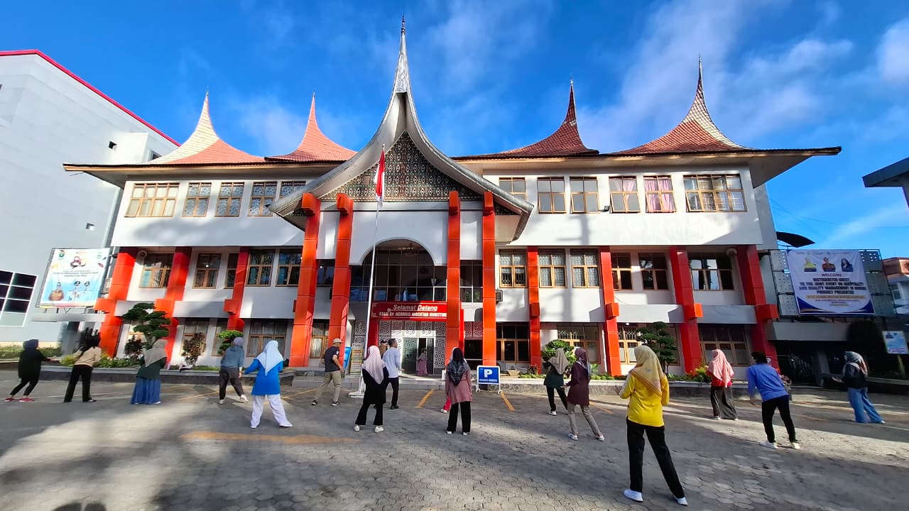 RSAM Bukittinggi melaksanakan kegiatan senam bersama, Jumat (29/5).Foto: Dokumentasi RSAM Bukittinggi