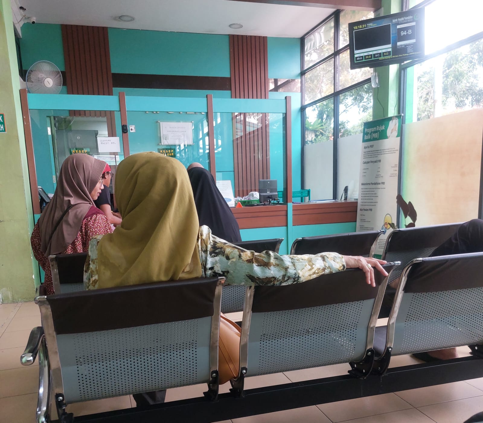 Antrian obat di Rumah Sakit Ibnu Sina Padang. Foto: Arfan