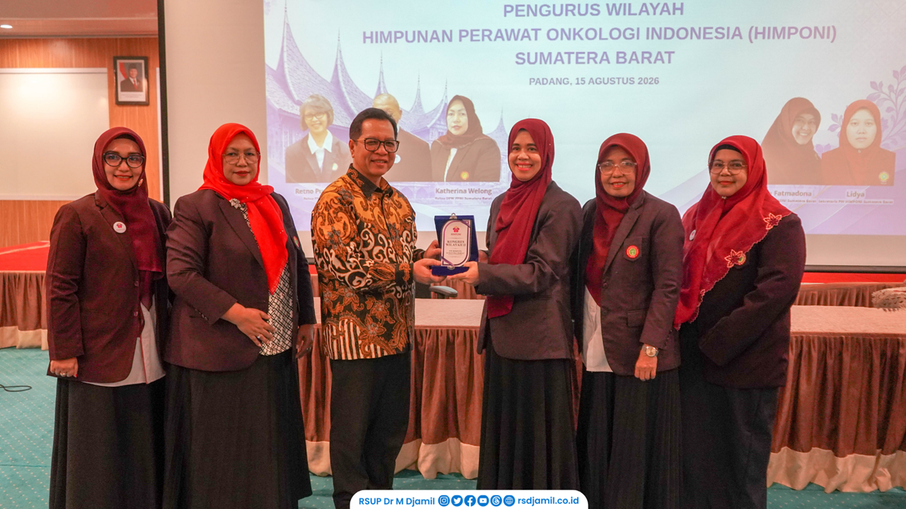 Direktur Utama RS M. Djamil, Dr. dr. Dovy Djanas, Sp.OG, KFM, MARS, FISQua membuka Kongres Wilayah II PW HIMPONI Sumbar, Sabtu (15/8). Foto: Humas RS M Djamil Padang