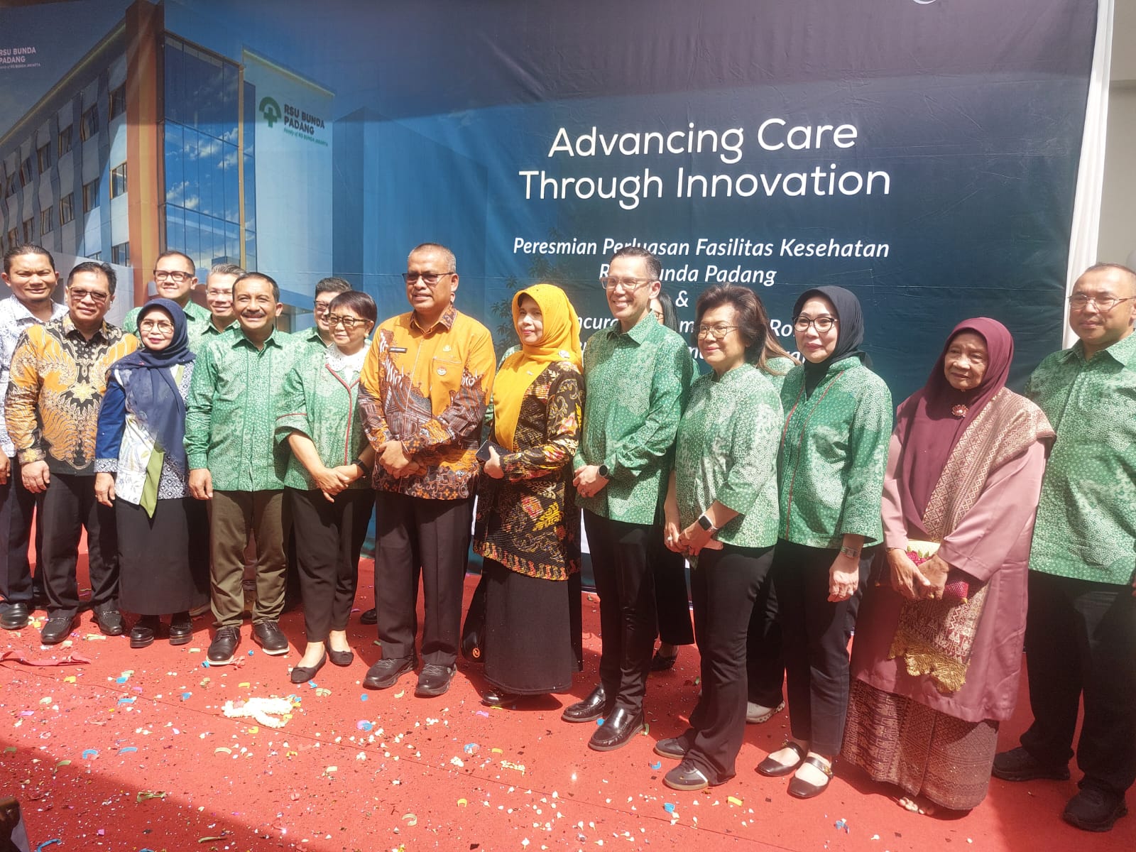 Jajaran Komisaris dan Direksi PT Bunda Medik Tbk dan RSU Bunda Padang meresmikan perluasan fasilitas pelayanan kesehatan, sekaligus meluncurkan sistem bedah robotik pertama di Provinsi Sumbar, Kamis (2/7). Foto: Arfan