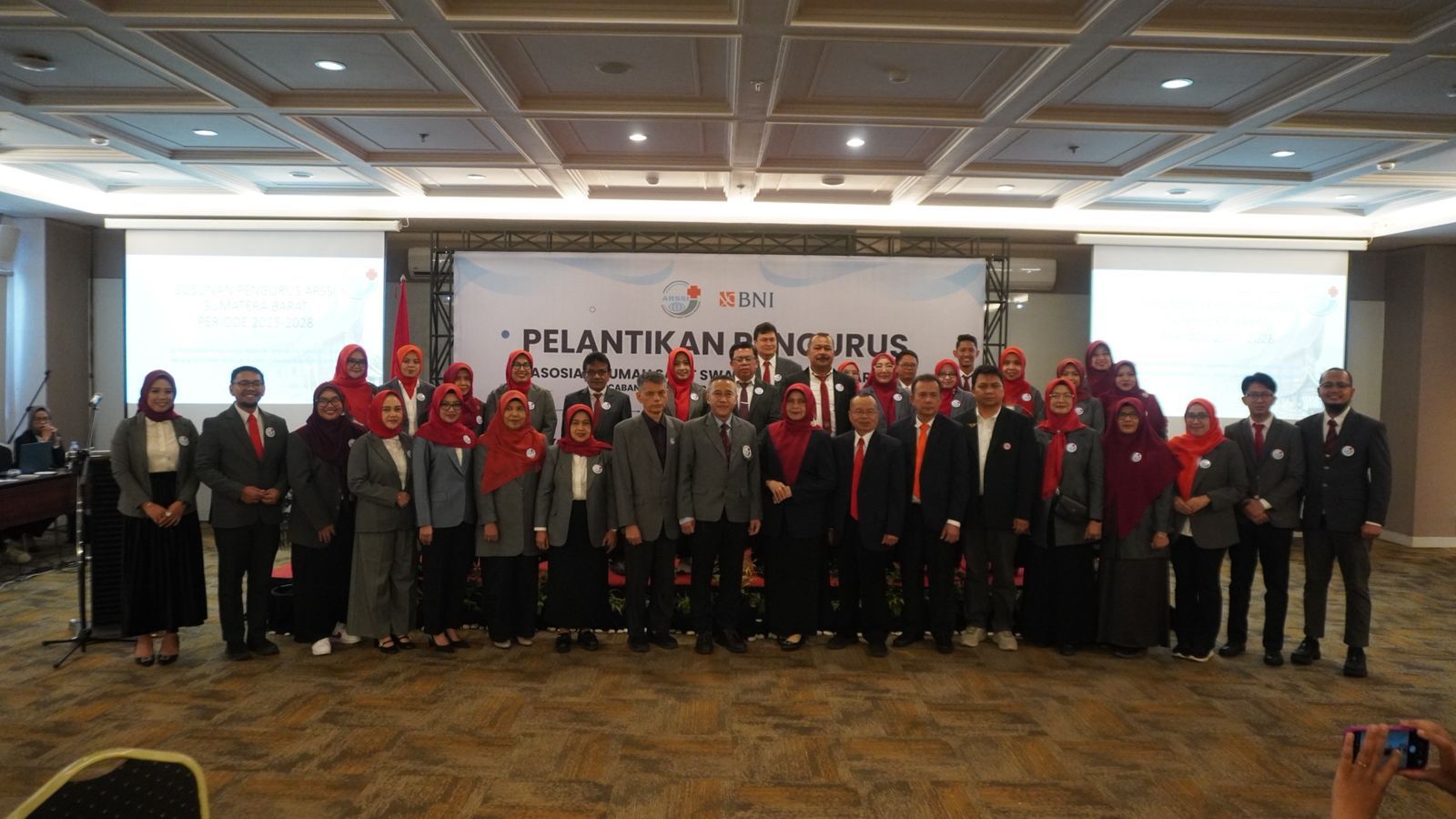 Pelantikan Pengurus ARSSI Sumbar Periode 2025-2028 yang diketuai Dr. (HC) dr. Helgawati, MM, di Hotel ZHM Premier, Padang, Sabtu (6/6).Foto: Humas ARSSI Sumbar