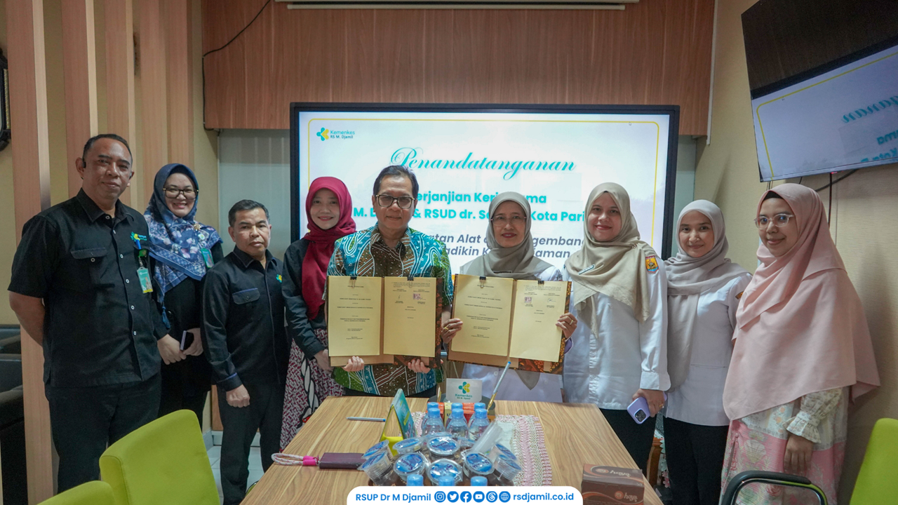 Direktur RSUD dr. Sadikin Kota Pariaman, dr. Anung Respati, MKM menandatanganbi kerja sama dengan RS M. Djamil Padang, Rabu (26/8).Foto: Humas RS M Djamil Padang