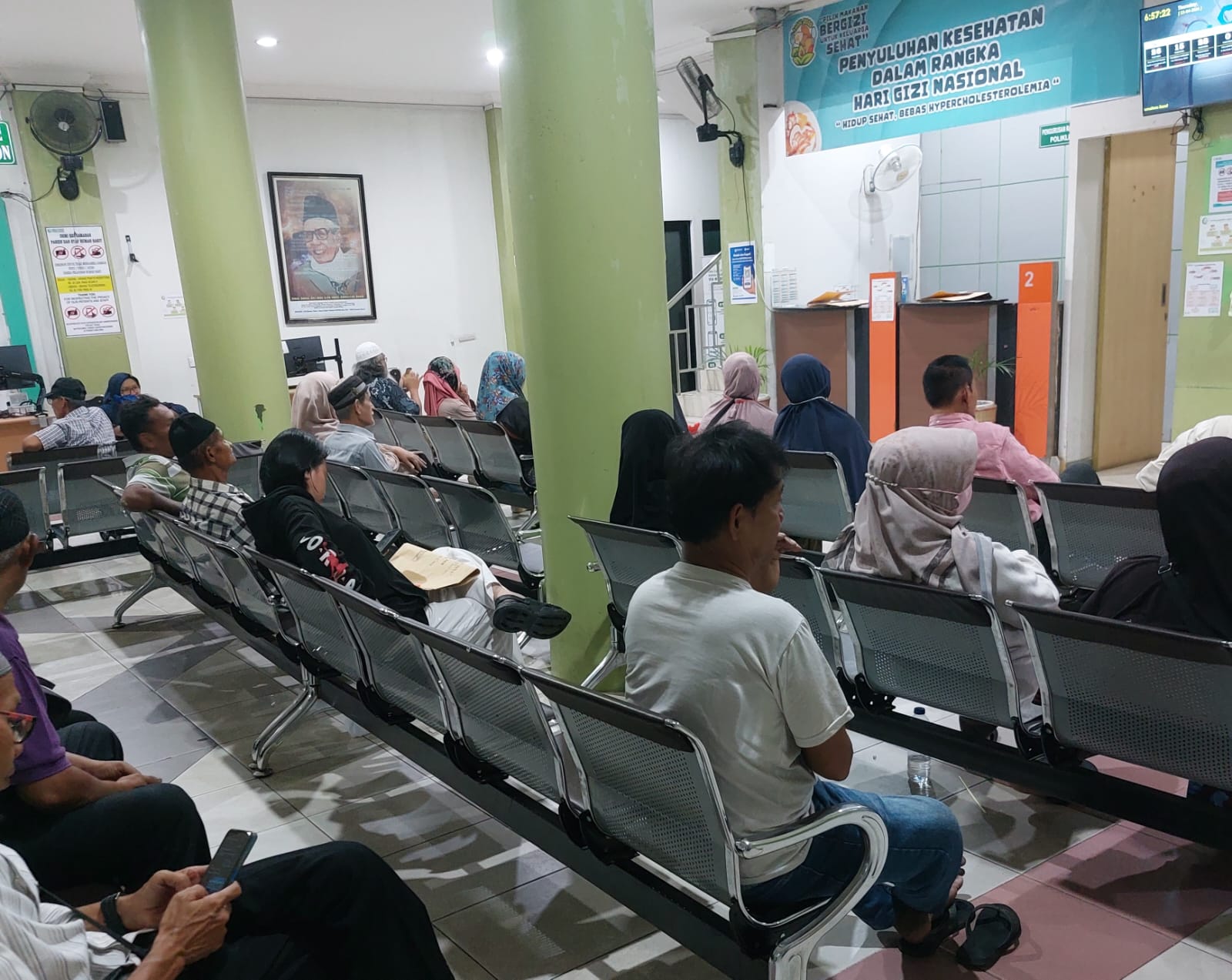 Suasana antrian di Poliklinik Penyakit Dalam RS Ibnu Sina Padang. Foto: Arfan
