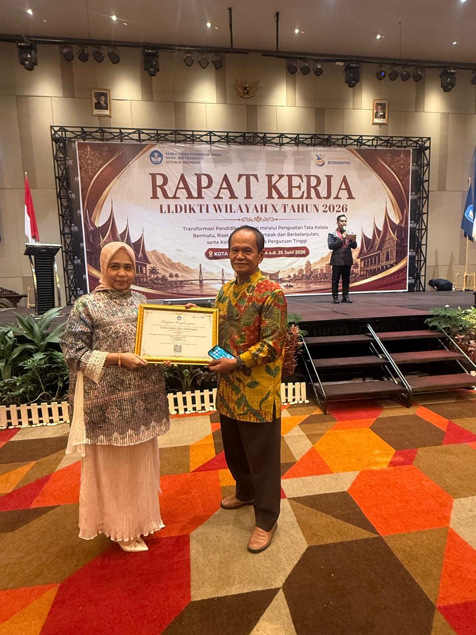 Ketua Yayasan dan Rektor Universitas Mercubaktijaya Apresiasi kerja tim dalam mendapatkan penghargaan ini