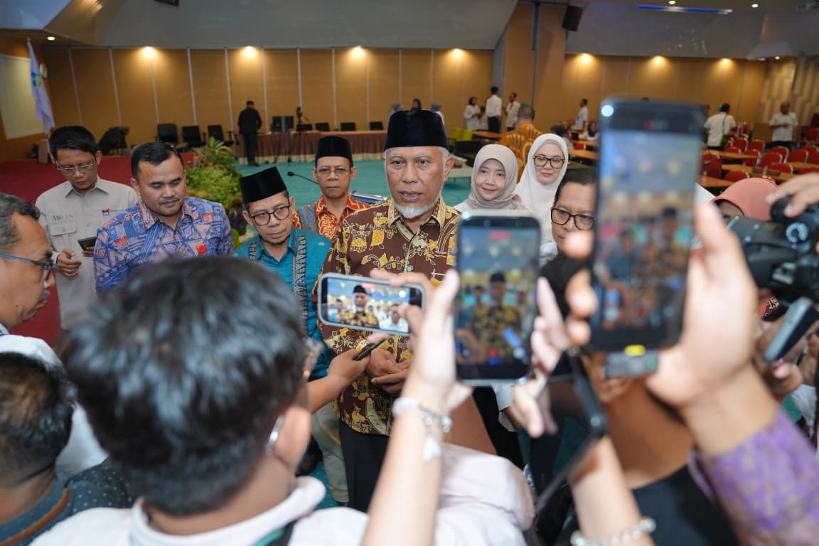 Gubernur Sumbar Mahyeldi Ansharullah berikan keterangan pers, di Aula Lantai IV RSUP Dr. M. Djamil Padang, Kamis (20/8).Foto: David/Makopim Biro Adpim Sumbar
