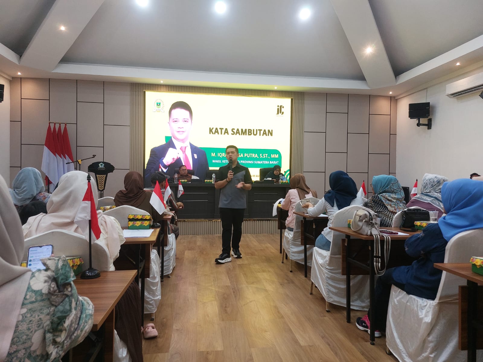 Wakil Ketua DPRD Sumbar, M Iqra  Chissa Putra saat Sosialisasi Perda Nomor 9 Tahun 2018, di Kantor DPD Golkar Padang, Minggu (9/8).Foto: Arfan
